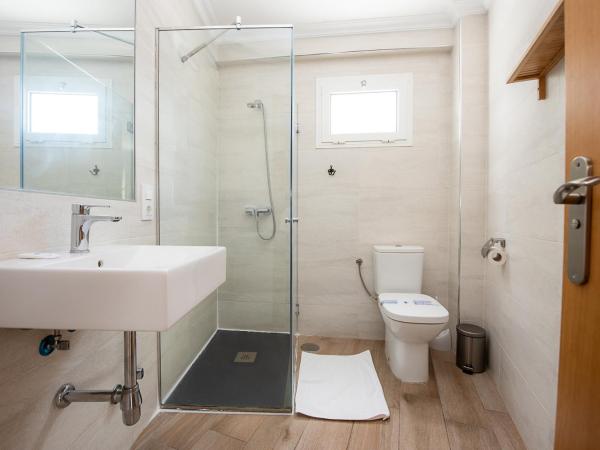 Hostal La Muralla : photo 5 de la chambre chambre triple avec salle de bains privative