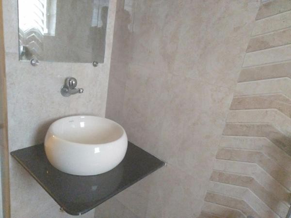 Hotel Rose Lodge : photo 2 de la chambre budget double room indian nationals only