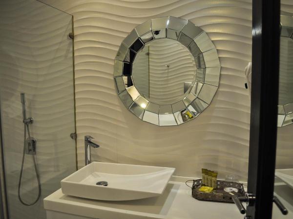 Andromeda Hotel Thessaloniki : photo 4 de la chambre suite avec baignoire spa