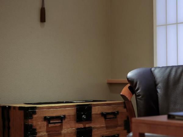 Kaminarimon Ryokan : photo 4 de la chambre chambre lits jumeaux - vue sur ville