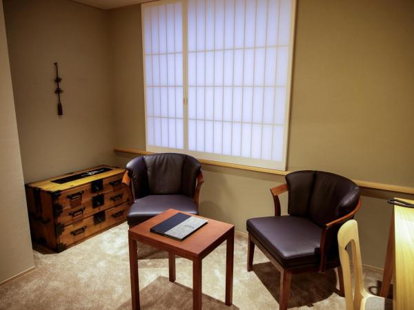 Kaminarimon Ryokan : photo 2 de la chambre chambre lits jumeaux - vue sur ville