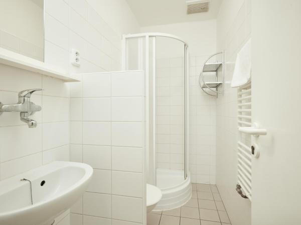 Hostel Mikoláše Alše : photo 4 de la chambre chambre double confort avec douche