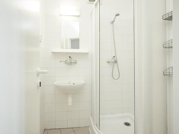 Hostel Mikoláše Alše : photo 2 de la chambre chambre lits jumeaux Économique avec salle de bains commune