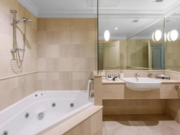 Kimberley Gardens Hotel, Serviced Apartments and Serviced Villas : photo 2 de la chambre chambre de luxe avec baignoire spa