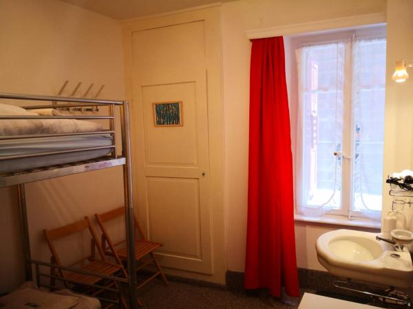 Weisses Rössli : photo 5 de la chambre chambre avec lits superposés et salle de bains commune