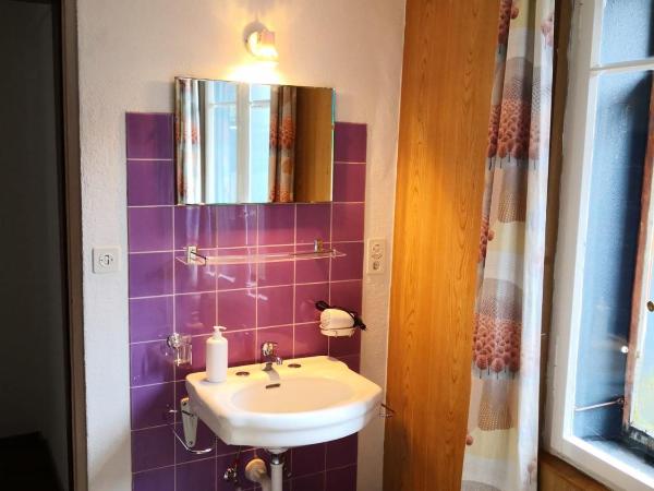 Weisses Rössli : photo 4 de la chambre chambre avec lits superposés et salle de bains commune