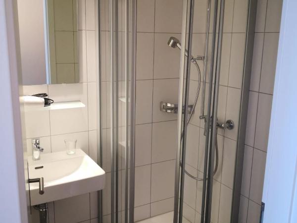 Weisses Rössli : photo 5 de la chambre chambre lit queen-size avec salle de bains/douche privative