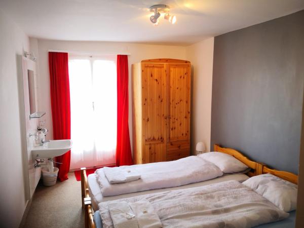Weisses Rössli : photo 2 de la chambre chambre double ou lits jumeaux avec salle de bains commune