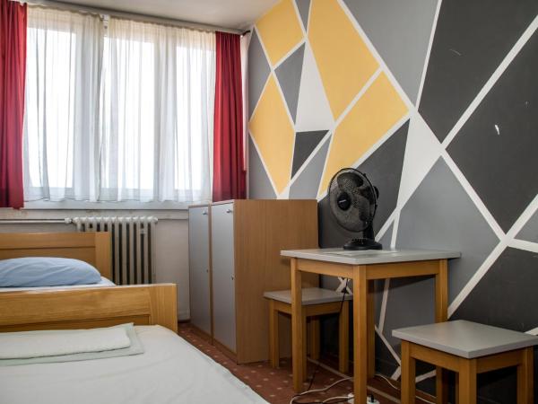 HI Hostel Zagreb : photo 10 de la chambre chambre lits jumeaux avec salle de bains commune