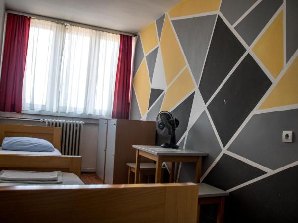 HI Hostel Zagreb : photo 1 de la chambre chambre lits jumeaux avec salle de bains commune