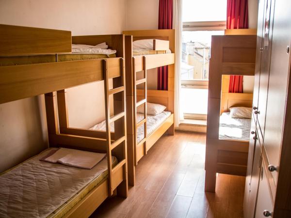 HI Hostel Zagreb : photo 3 de la chambre lit simple dans dortoir à 6 lits