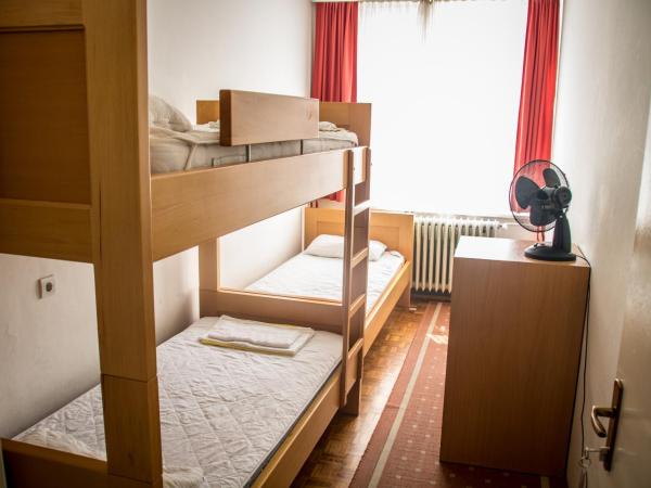 HI Hostel Zagreb : photo 3 de la chambre chambre triple avec salle de bains commune