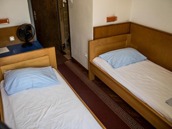 HI Hostel Zagreb : photo 1 de la chambre chambre simple avec salle de bains privative