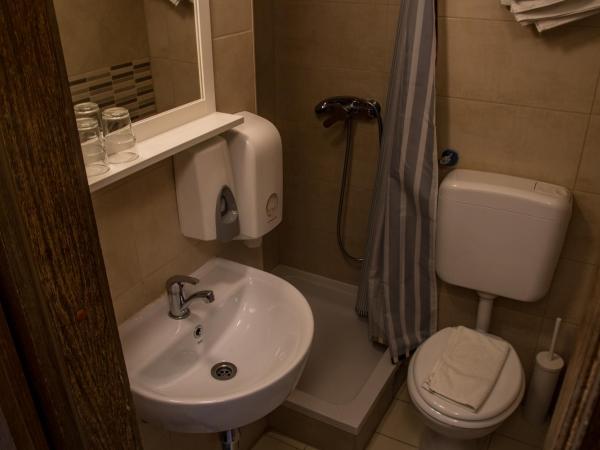 HI Hostel Zagreb : photo 2 de la chambre chambre simple avec salle de bains privative
