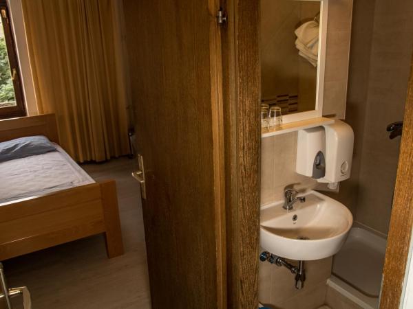 HI Hostel Zagreb : photo 3 de la chambre chambre simple avec salle de bains privative