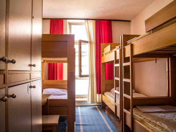 HI Hostel Zagreb : photo 9 de la chambre lit simple dans dortoir à 6 lits