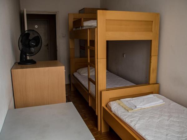 HI Hostel Zagreb : photo 4 de la chambre chambre triple avec salle de bains commune