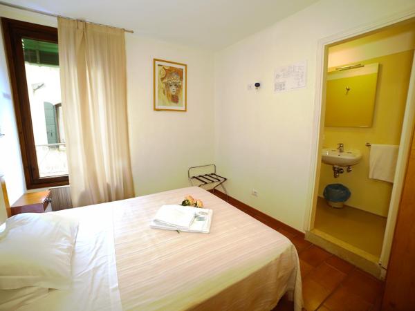 Hotel Canada : photo 9 de la chambre petite chambre double