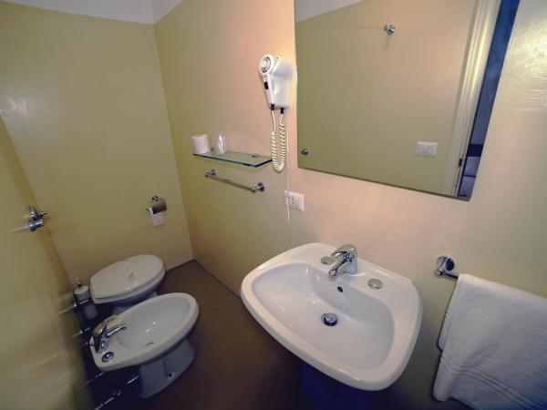 Hotel Canada : photo 3 de la chambre petite chambre double avec salle de bains privative extérieure