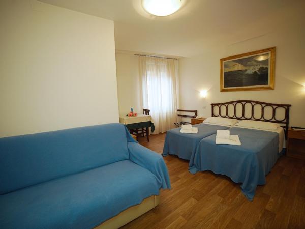 Hotel Canada : photo 2 de la chambre chambre familiale avec vue sur canal