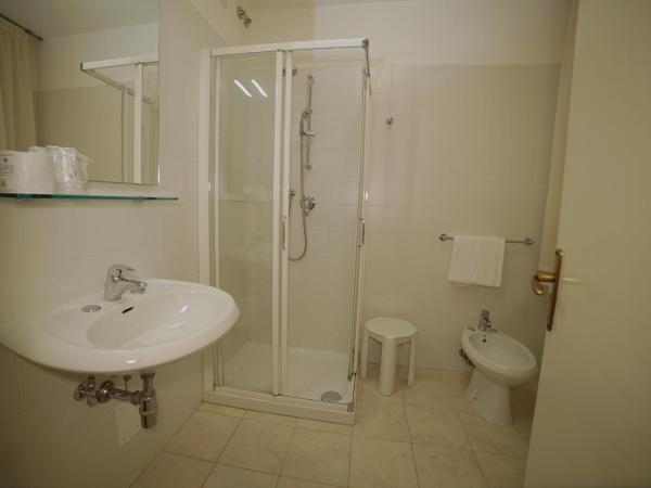 Hotel Canada : photo 8 de la chambre chambre familiale avec vue sur canal