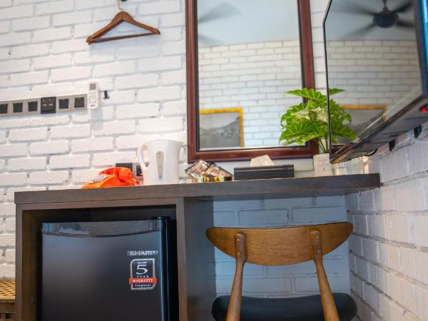 Carnarvon Suites By Reunion : photo 10 de la chambre chambre lit queen-size - vue sur jardin