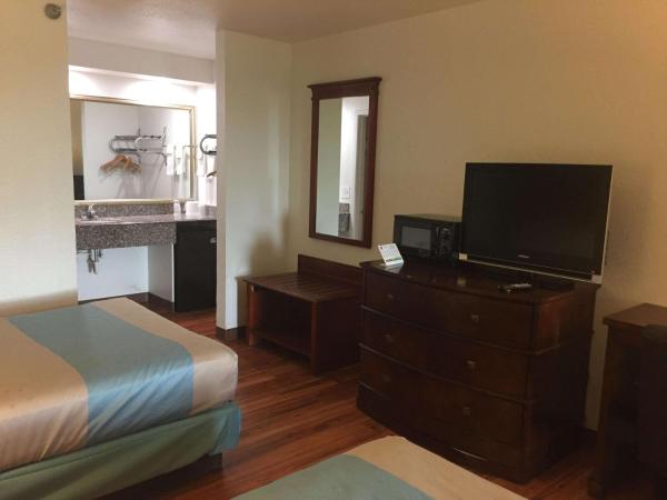 Motel 6-Nashville, TN - Airport : photo 4 de la chambre chambre 2 lits queen-size - non-fumeurs