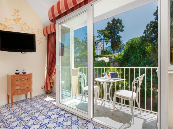 Hotel Antiche Mura : photo 8 de la chambre suite lit king-size avec baignoire spa