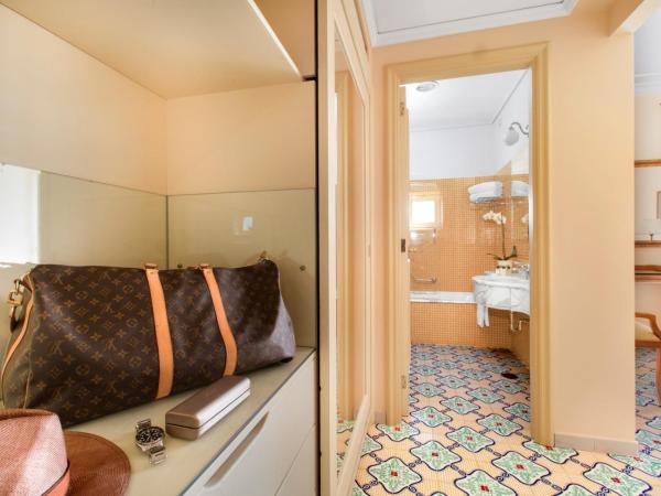 Hotel Antiche Mura : photo 6 de la chambre chambre double ou lits jumeaux classique - vue sur arrière du bâtiment