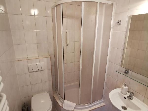 Hotel TERESITA : photo 3 de la chambre chambre triple avec salle de bains privative