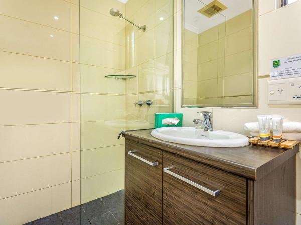 Quality Hotel Darwin Airport : photo 1 de la chambre chambre familiale avec kitchenette