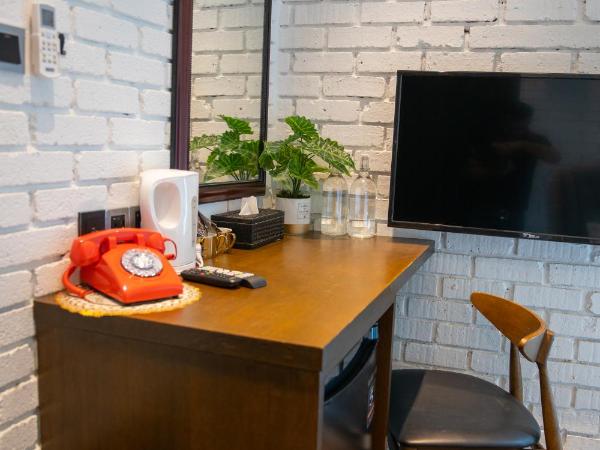 Carnarvon Suites By Reunion : photo 8 de la chambre chambre lit queen-size - vue sur jardin