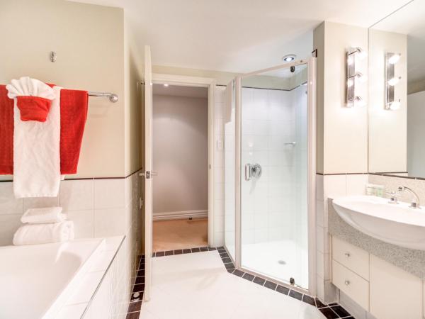 VR Rotorua Lake Resort : photo 3 de la chambre chambre lit king-size - vue sur jardin