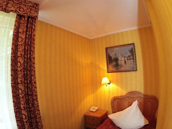 Dedek Park - historyczny dworek w pięknym Parku Skaryszewskim obok Stadionu Narodowego : photo 10 de la chambre chambre simple classique sans climatisation