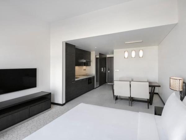 Hyatt Place Dubai Jumeirah Residences : photo 6 de la chambre ce studio comprend une cuisine.