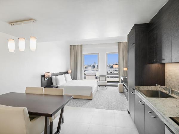Hyatt Place Dubai Jumeirah Residences : photo 5 de la chambre ce studio comprend une cuisine.