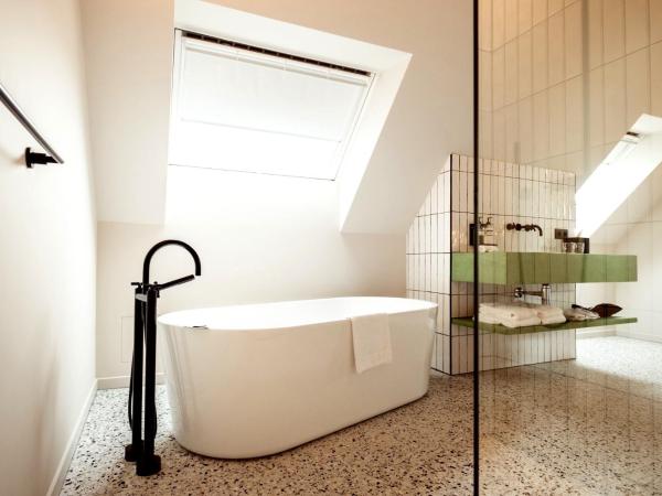 U Eat & Sleep Antwerp : photo 7 de la chambre chambre deluxe avec baignoire et douche à effet pluie