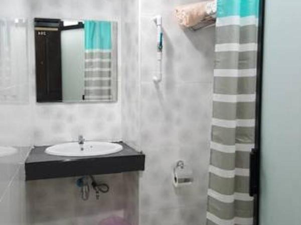 Double D Rooms & Cafe : photo 9 de la chambre chambre double avec salle de bains privative