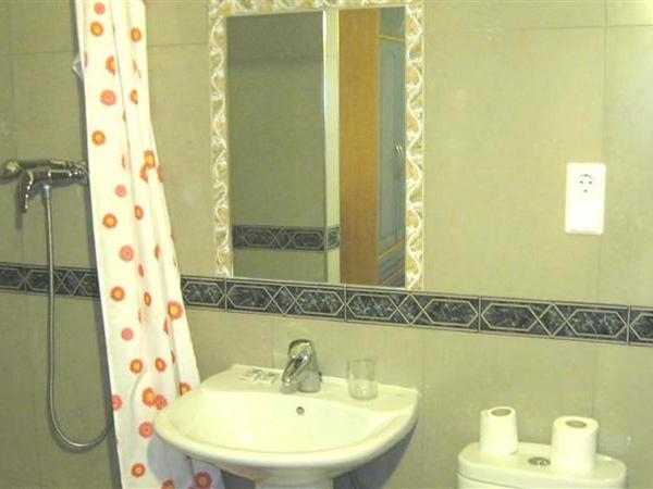 Pensión Iglesias : photo 1 de la chambre chambre triple avec salle de bains privative