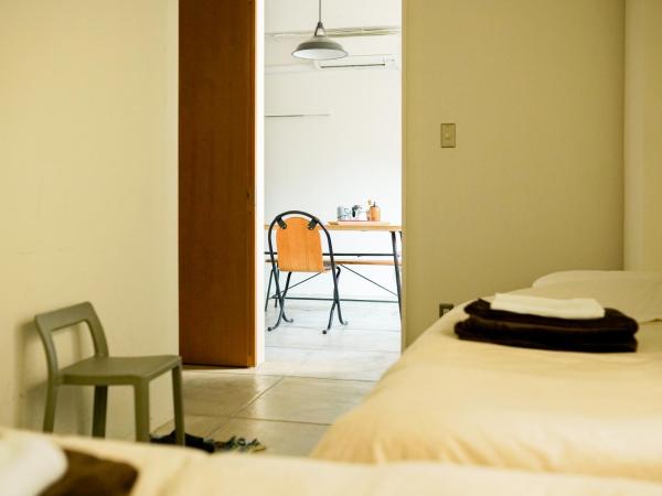 ROUTE - Cafe and Petit Hostel : photo 2 de la chambre chambre familiale standard