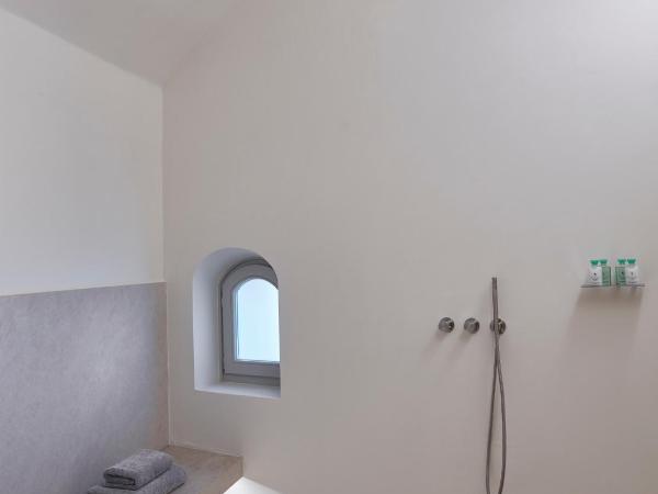 Villa Bordeaux : photo 9 de la chambre suite terra avec petite piscine privée - vue sur caldeira