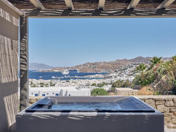 Belvedere Mykonos - Hilltop Rooms & Suites - The Leading Hotels of the World : photo 2 de la chambre suite hilltop supérieure avec jacuzzi privé – vue sur mer