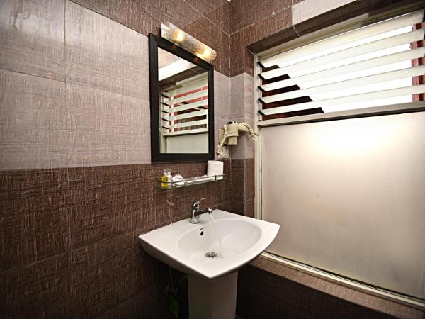 DOM Himalaya Hotel : photo 10 de la chambre suite with balcony - free airport pickup