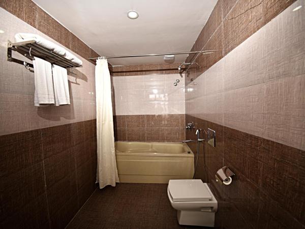 DOM Himalaya Hotel : photo 8 de la chambre suite with balcony - free airport pickup