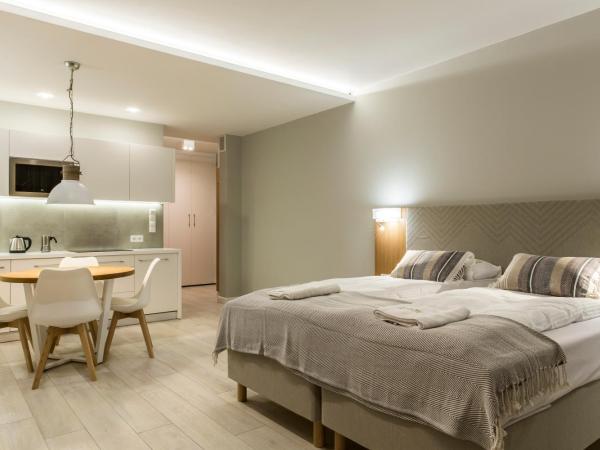 Royal Hill Residence : photo 8 de la chambre studio avec terrasse et vue sur la montagne