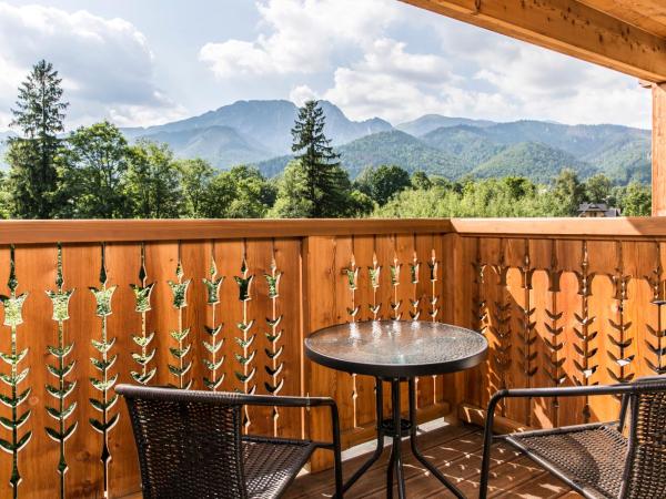 Royal Hill Residence : photo 4 de la chambre appartement 1 chambre avec balcon et vue sur les montagnes