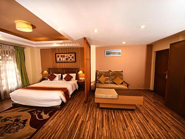 DOM Himalaya Hotel : photo 6 de la chambre suite with balcony - free airport pickup