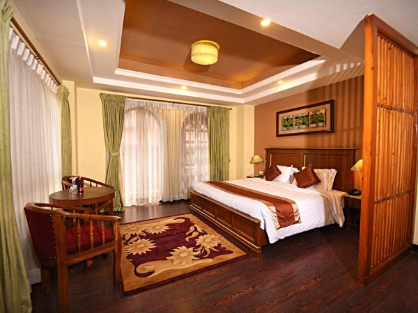 DOM Himalaya Hotel : photo 2 de la chambre suite with balcony - free airport pickup