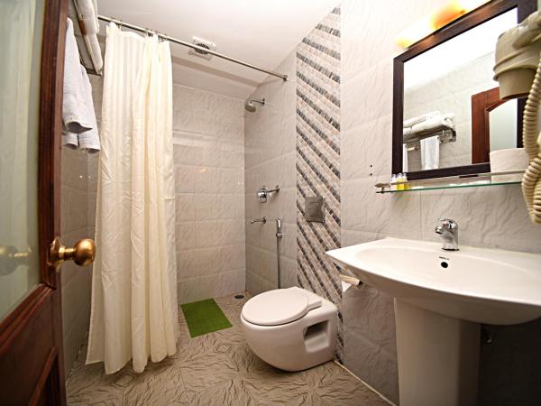 DOM Himalaya Hotel : photo 6 de la chambre family room with balcony - free airport pickup