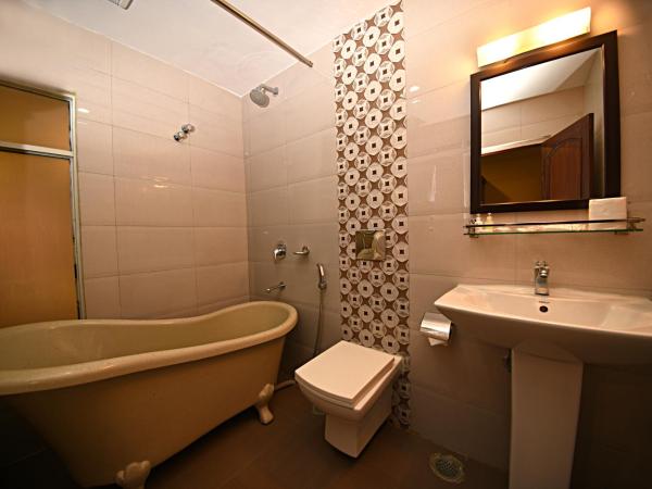 DOM Himalaya Hotel : photo 5 de la chambre suite with balcony - free airport pickup